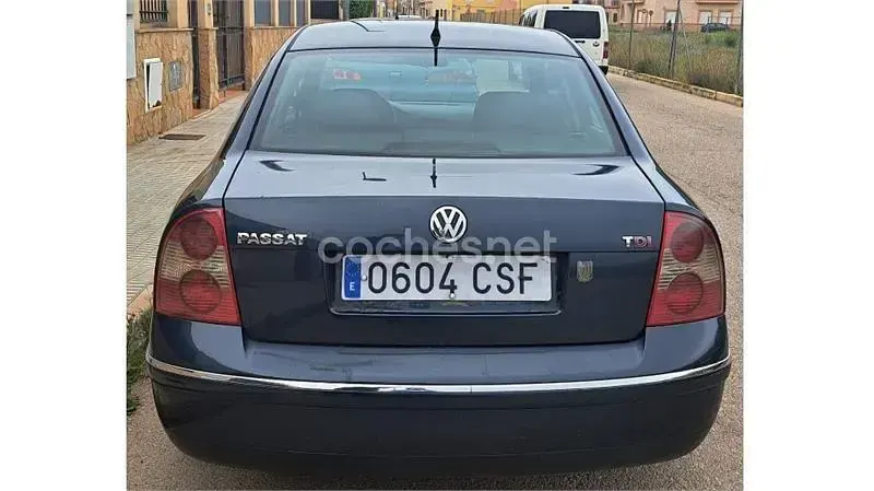 Usado VW Passat Comfortline 130 CV (95 kW) 2004 Azul Berlina