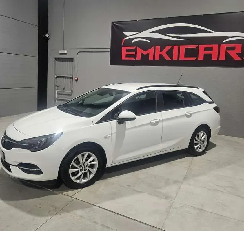Usado Opel Astra Edition 105 CV (77 kW) 2020 Blanco Familiar