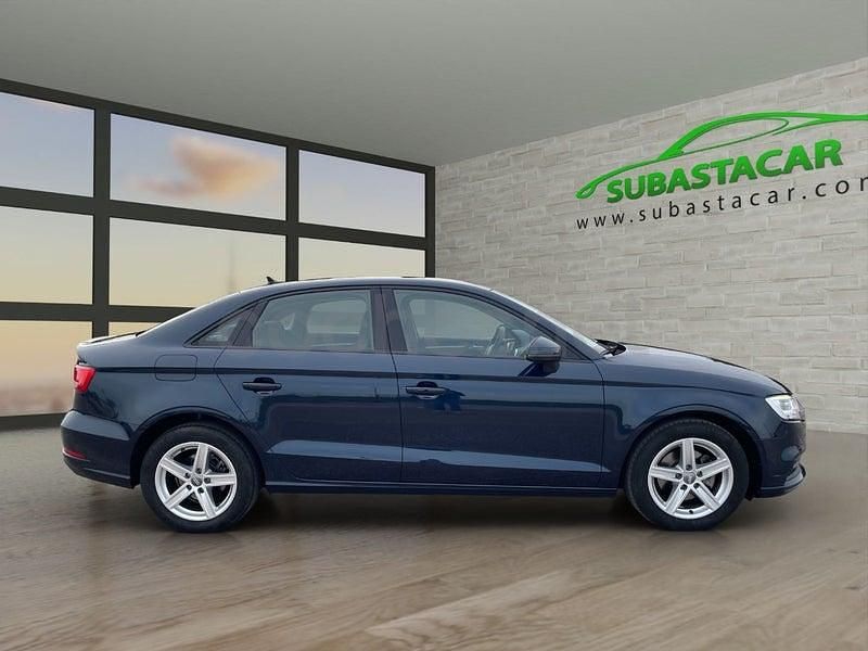 Usado Audi A3 116 CV (85 kW) 2019 Azul Berlina