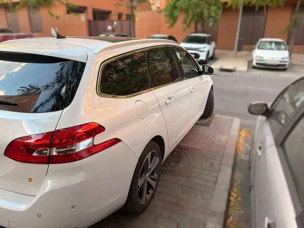 Usado Peugeot 308 SW Allure 120 CV (88 kW) 2017 Blanco Familiar