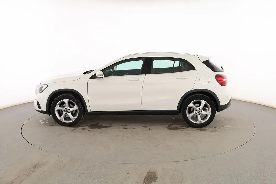 Usado Mercedes GLA180 Urban 122 CV (89 kW) 2017 Blanco SUV