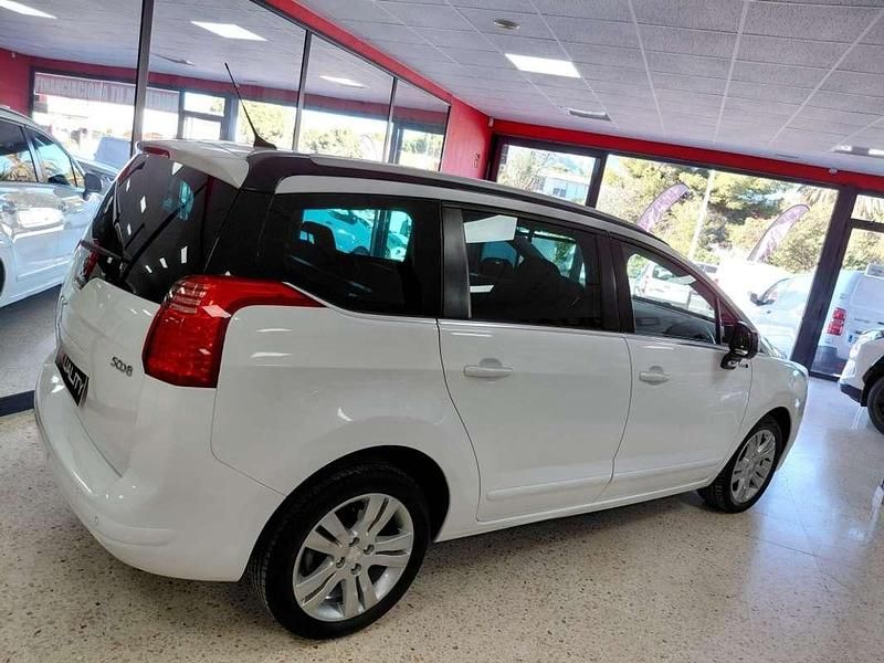 Usado Peugeot 5008 Style 120 CV (88 kW) 2016 Blanco Monovolumen