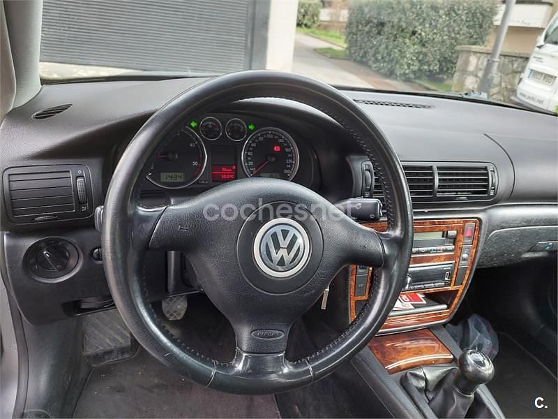 Usado VW Passat Highline 130 CV (95 kW) 2003 Gris / plata Berlina
