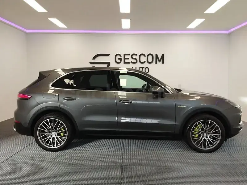Usado Porsche Cayenne 462 CV (339 kW) 2019 Gris / plata SUV