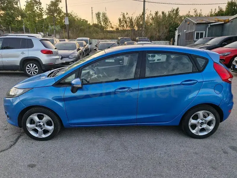 Usado Ford Fiesta Trend 68 CV (50 kW) 2009 Azul Berlina