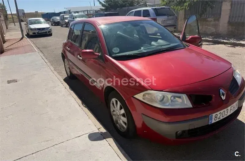 Usado Renault Mégane Dynamique 105 CV (77 kW) 2007 Rojo Berlina