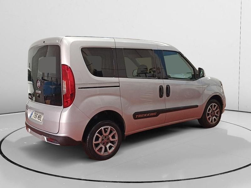 Usado Fiat Doblò Trekking 120 CV (88 kW) 2022 Gris Monovolumen