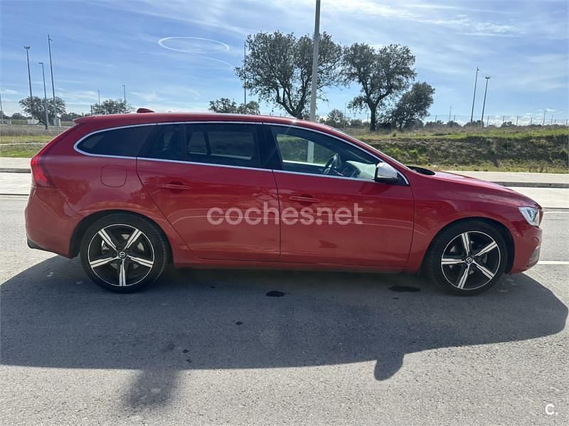 Usado Volvo V60 R-Design Momentum 150 CV (110 kW) 2018 Rojo Familiar