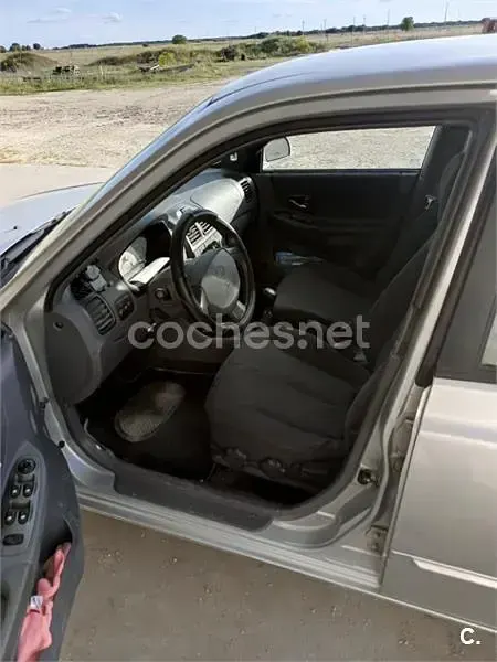 Usado Hyundai Accent 82 CV (60 kW) 2002 Gris / plata Berlina