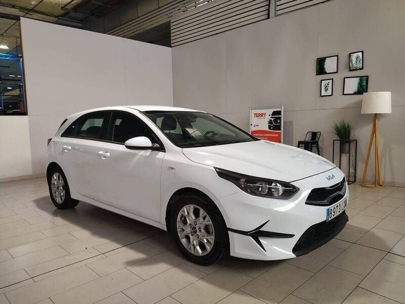 Cassa white (sólido) Usado 2022 Kia Ceed Utilitario | 17.790 € (Precio justo) - Imagen 1/4