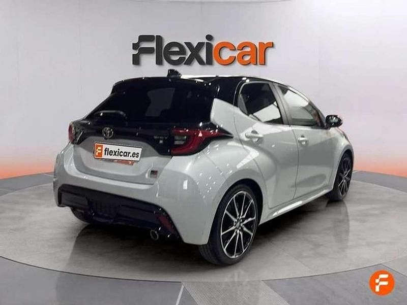 Usado Toyota Yaris Hybrid Plus 131 CV (96 kW) 2024 Blanco Utilitario