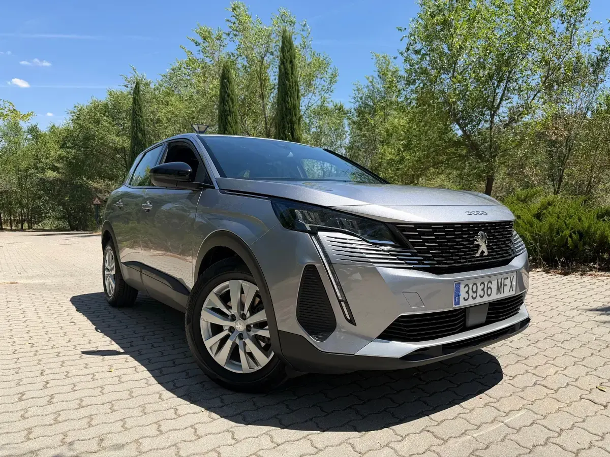 Usado Peugeot 3008 Active 131 CV (96 kW) 2023 Gris SUV