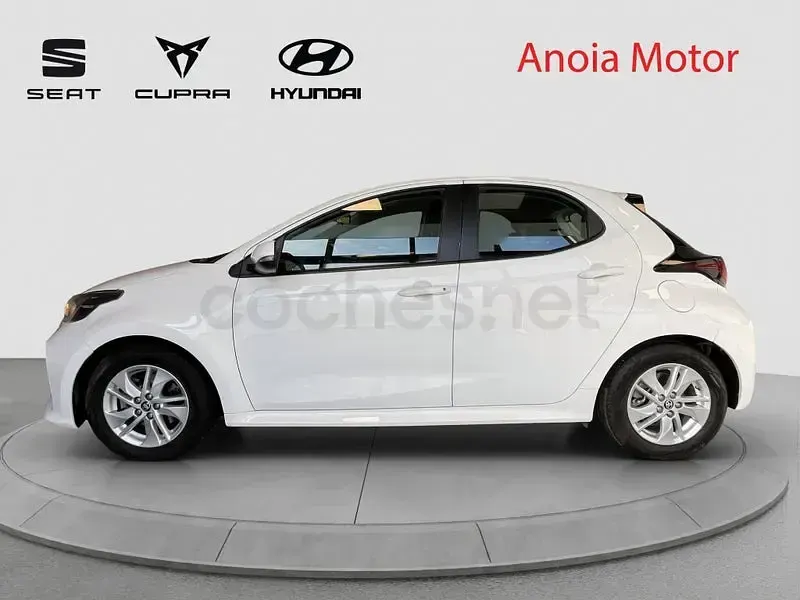Usado Toyota Yaris Hybrid Active 116 CV (85 kW) 2022 Blanco Berlina