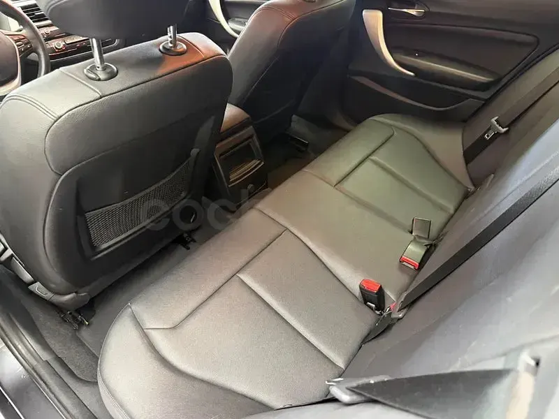 Usado BMW 118 Efficient Dynamics 150 CV (110 kW) 2019 Gris / plata Berlina