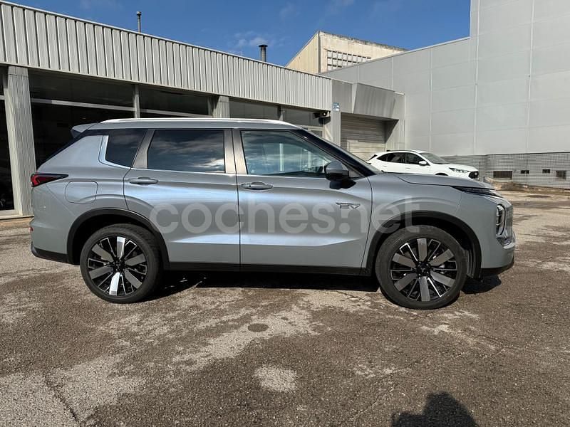Usado Mitsubishi Outlander P-HEV 306 CV (225 kW) 2025 Blanco SUV