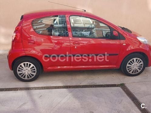 Usado Peugeot 107 68 CV (50 kW) 2007 Rojo Utilitario