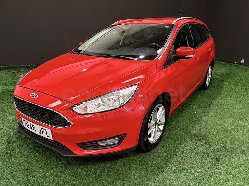 Usado Ford Focus 120 CV (88 kW) 2016 Rojo Familiar