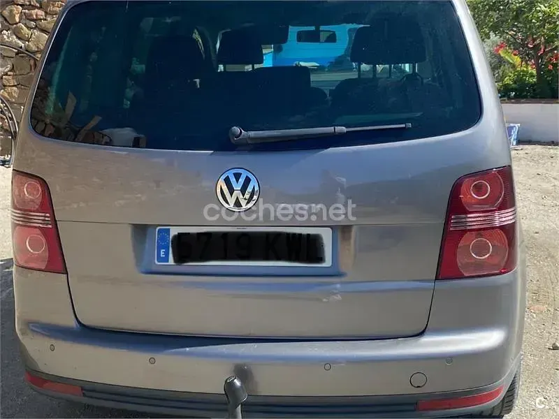 Usado VW Touran 140 CV (102 kW) 2007 Gris / plata Monovolumen
