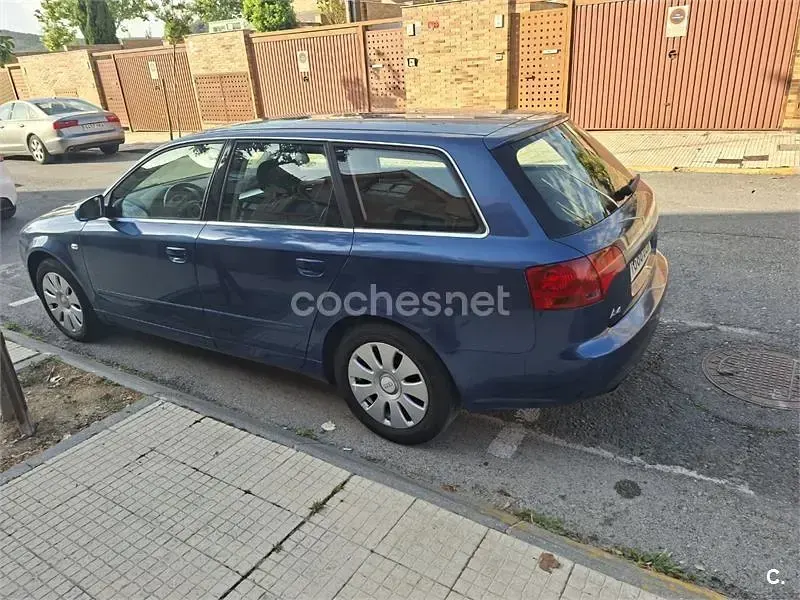 Usado Audi A4 140 CV (102 kW) 2006 Azul Familiar