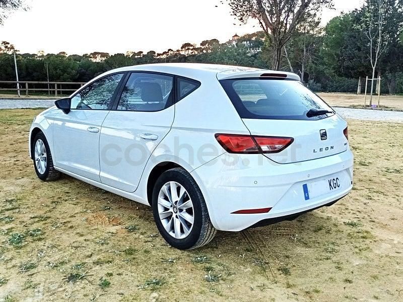Usado Seat Leon Style 110 CV (80 kW) 2017 Blanco Berlina