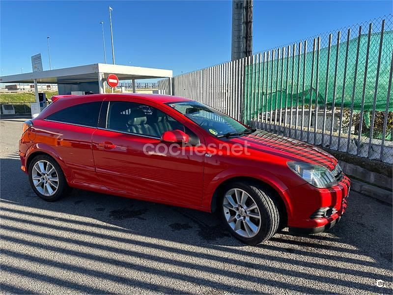 Rojo Usado 2006 Opel Astra GTC Enjoy Berlina | 3450 € (Precio justo) - Imagen 1/4