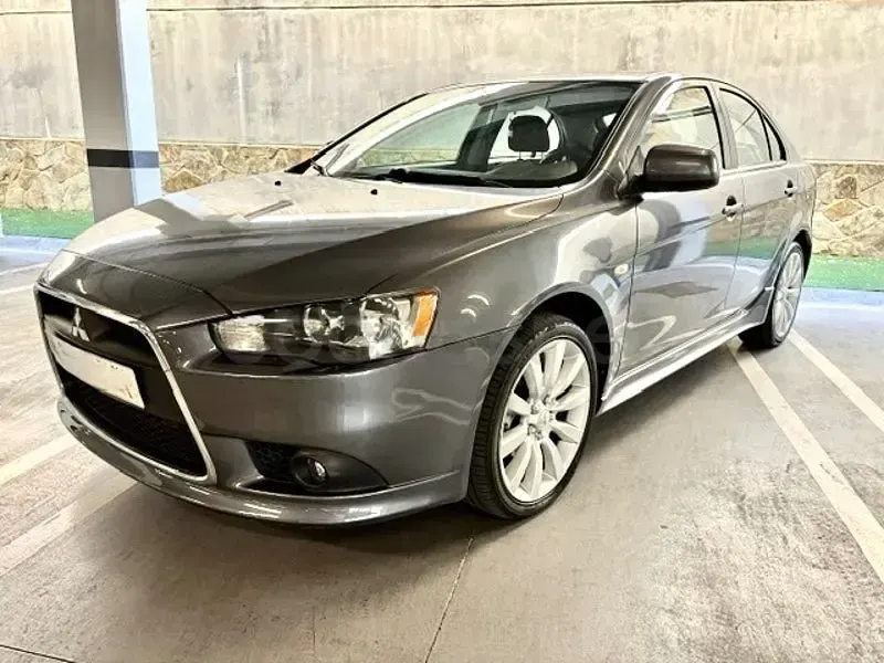Usado Mitsubishi Lancer Sportback Motion 140 CV (102 kW) 2010 Gris / plata Berlina
