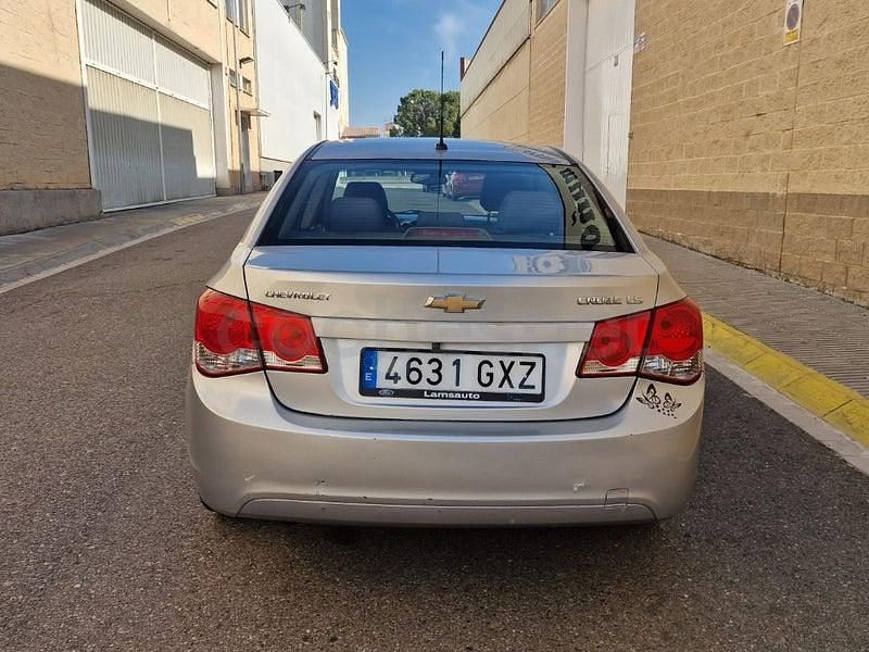 Usado Chevrolet Cruze LS 125 CV (91 kW) 2010 Gris / plata Berlina