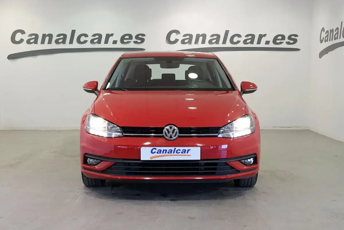 Usado VW Golf VII 116 CV (85 kW) 2018 Rojo