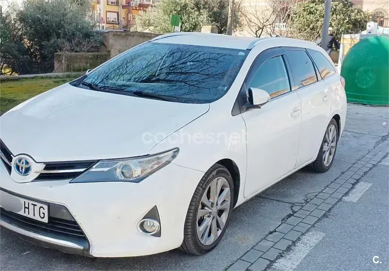 Usado Toyota Auris Hybrid Advance 136 CV (100 kW) 2013 Blanco Familiar