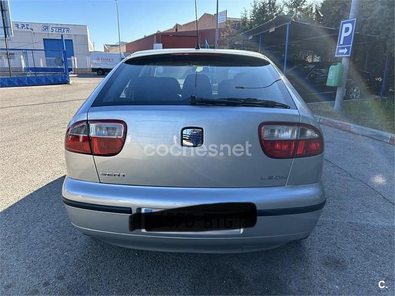 Usado Seat Leon 90 CV (66 kW) 2002 Gris / plata Utilitario