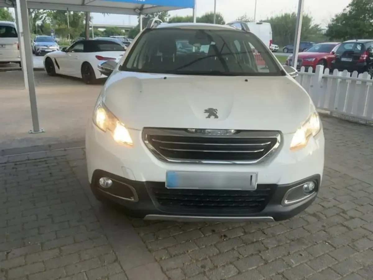 Usado Peugeot 2008 Allure 120 CV (88 kW) 2013 Blanco SUV