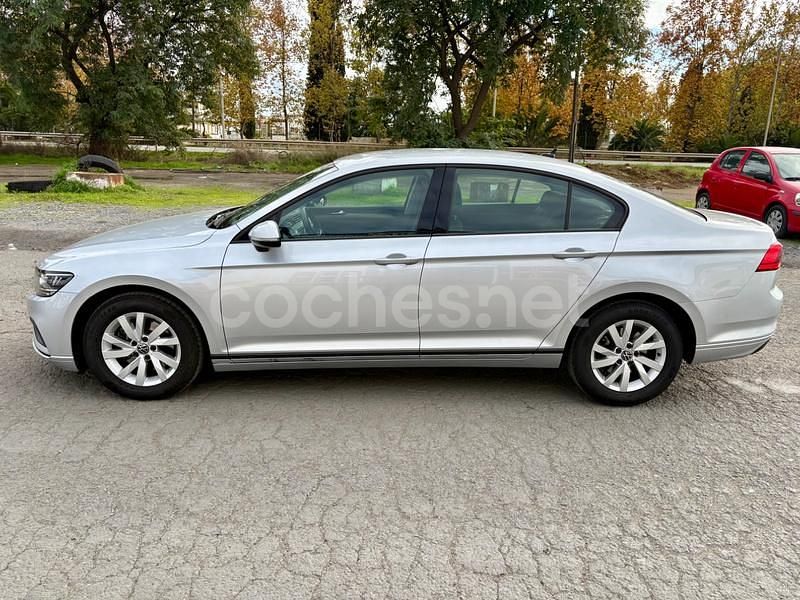 Gris / plata Usado 2022 VW Passat Berlina | 17.500 € (Buen precio) - Imagen 1/4