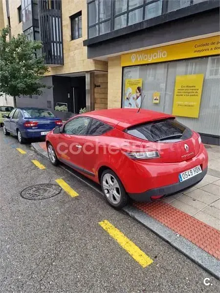 Usado Renault Mégane III Dynamique 105 CV (77 kW) 2011 Rojo Berlina