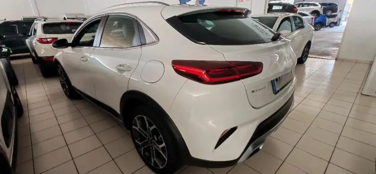 Usado Kia XCeed 160 CV (117 kW) 2022 Deluxe white SUV