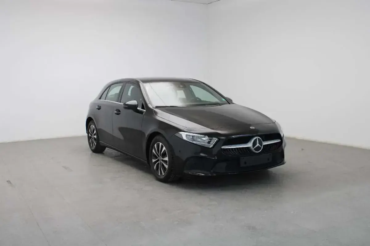 Usado Mercedes A180 109 CV (80 kW) 2020 Negro Utilitario