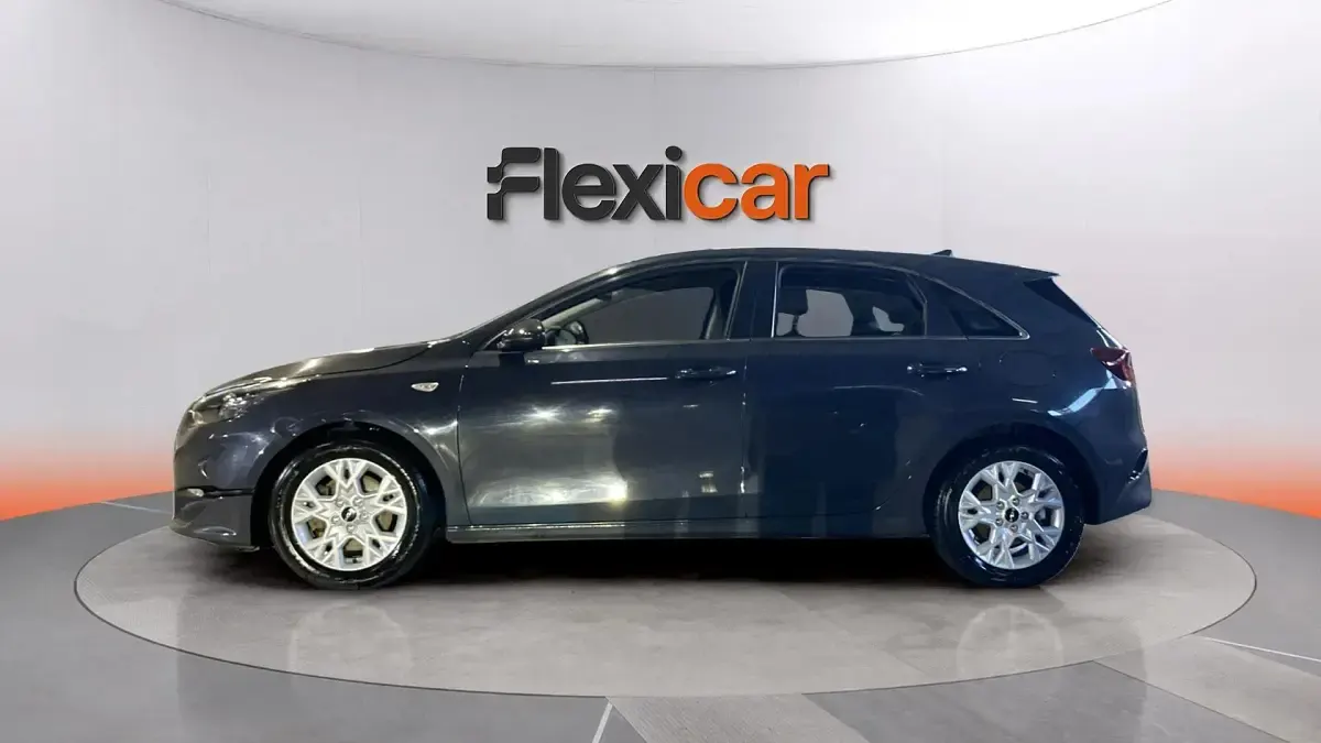 Usado Kia Ceed 136 CV (100 kW) 2023 Gris Utilitario