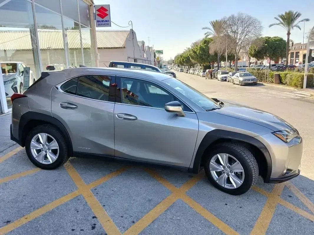 Usado Lexus UX 250h Business Edition 184 CV (135 kW) 2020 Beige SUV