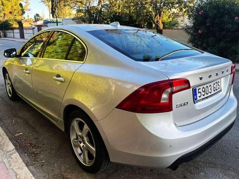 Usado Volvo S60 Momentum 163 CV (119 kW) 2010 Plateado Berlina