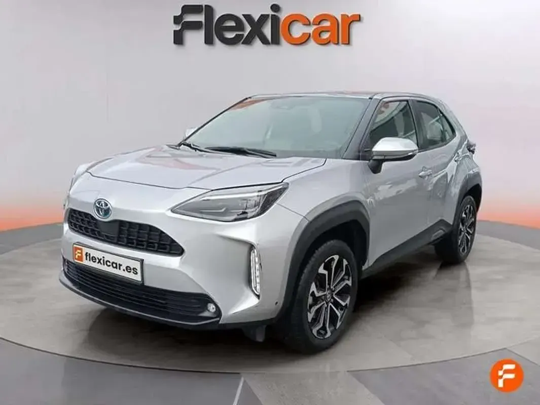 Käytetty Toyota Yaris Cross Active 116 HP (85 kW) 2022 Harmaa Katumaasturi