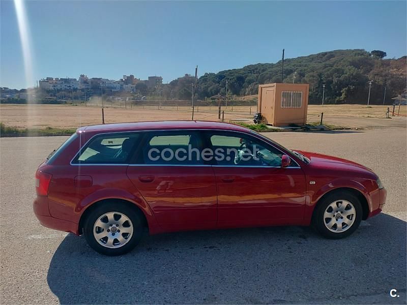 Usado Audi A4 130 CV (95 kW) 2002 Rojo Familiar