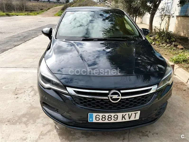 Usado Opel Astra Dynamic 125 CV (91 kW) 2019 Verde Berlina