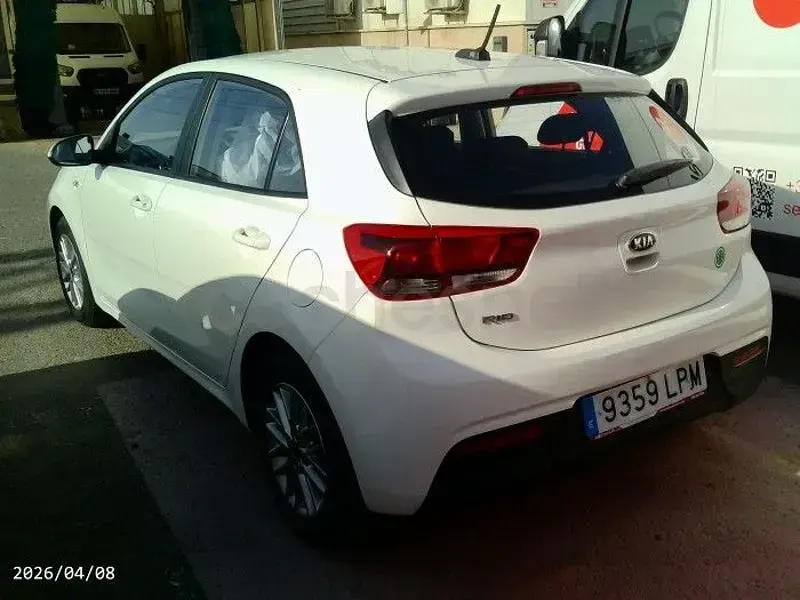 Usado Kia Rio 84 CV (61 kW) 2021 Blanco Berlina