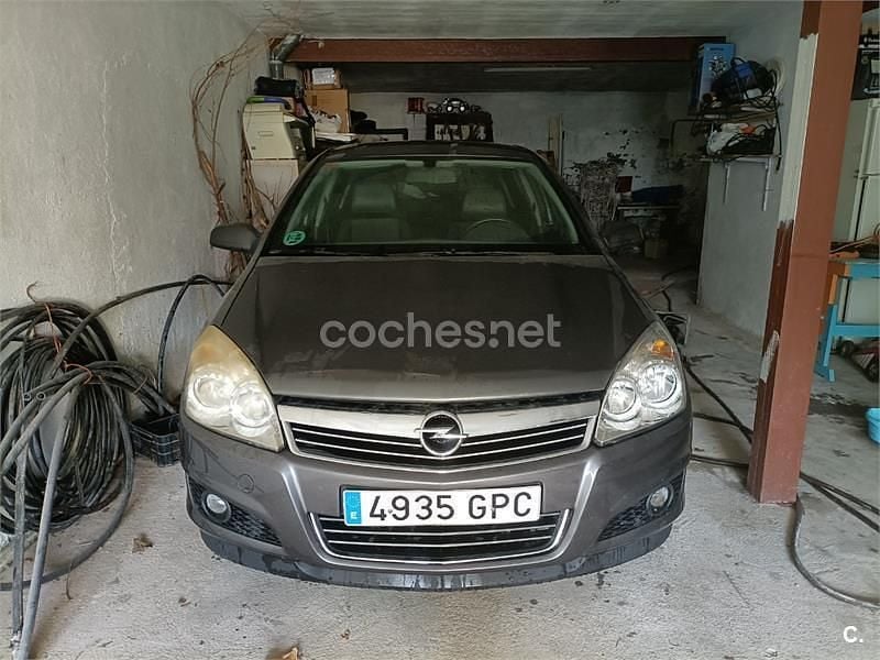 Gris / plata Usado 2009 Opel Astra Enjoy Berlina | 2000 € (Buen precio) - Imagen 1/4
