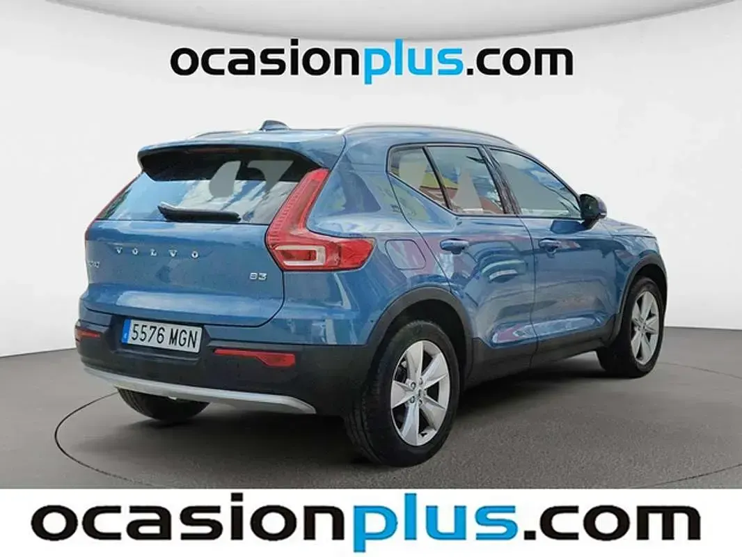 Käytetty Volvo XC40 Core 163 HP (119 kW) 2023 Sininen Katumaasturi