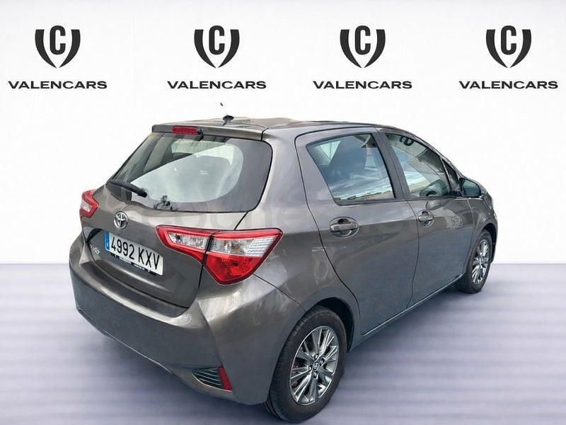 Usado Toyota Yaris Active 69 CV (50 kW) 2019 Beige Berlina