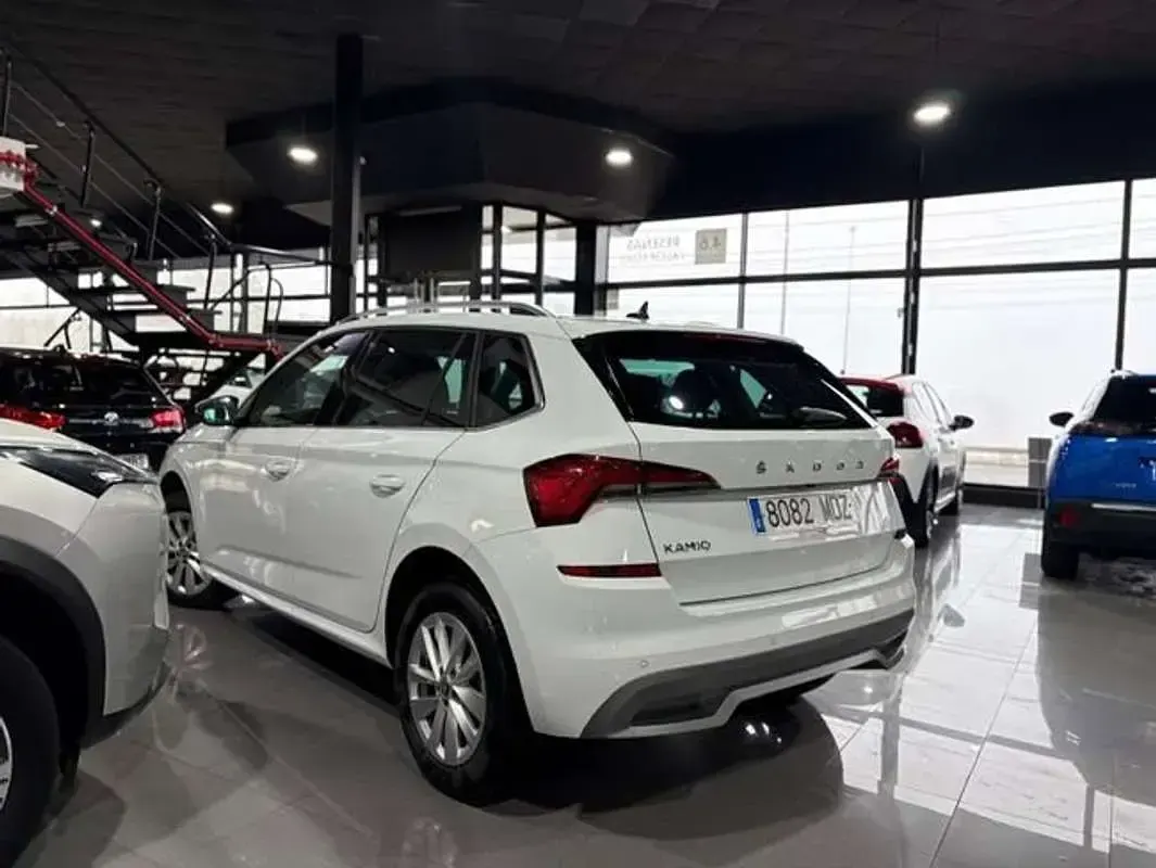Usado Skoda Kamiq Ambition 110 CV (80 kW) 2023 Blanco SUV