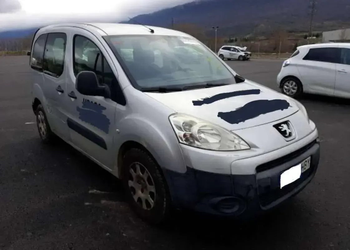 Usado Peugeot TePee Outdoor 92 CV (67 kW) 2011 Gris Van