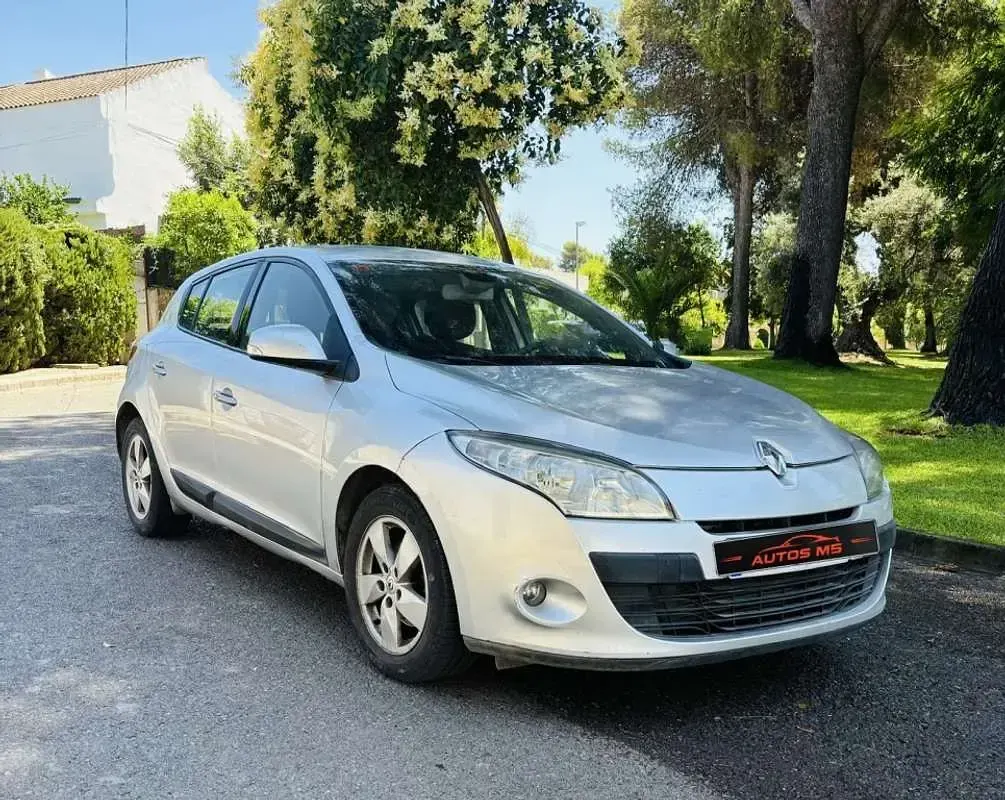 Usado Renault Mégane Dynamique 106 CV (77 kW) 2010 Plateado Utilitario
