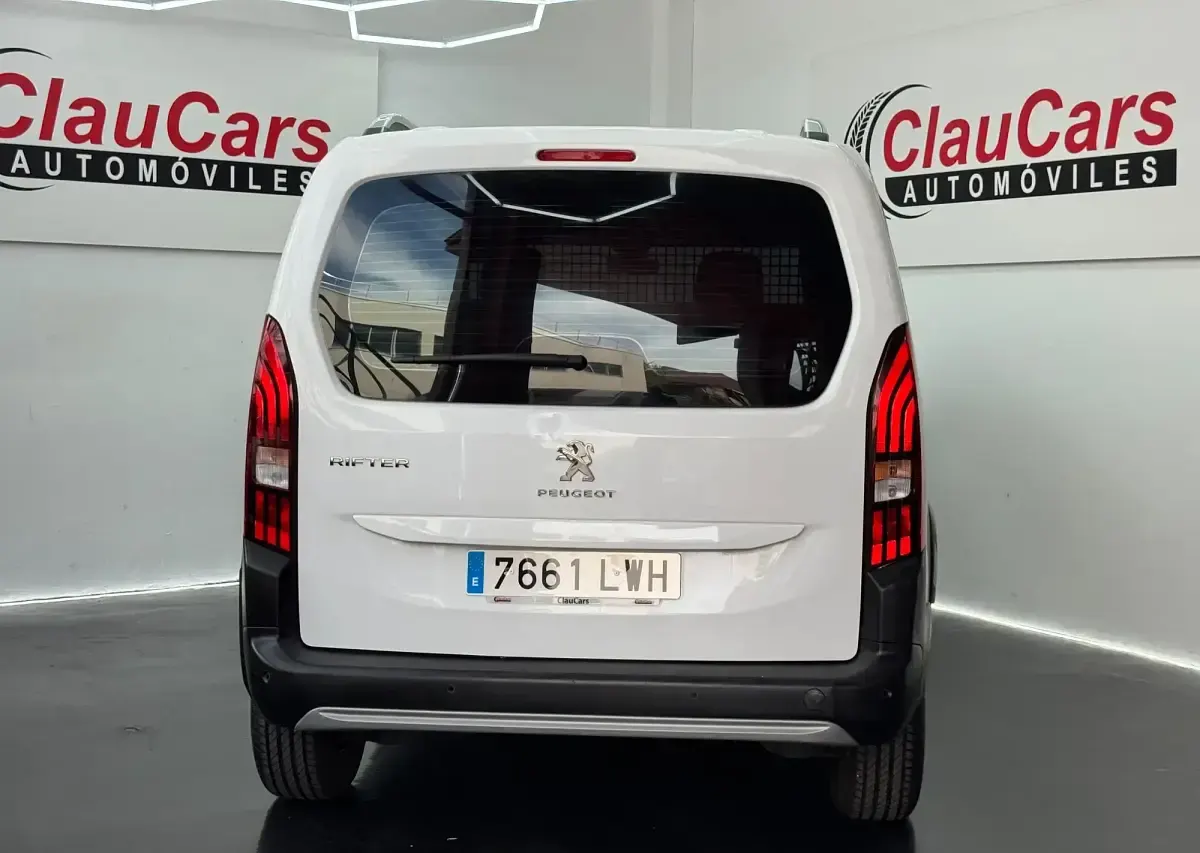 Usado Peugeot Rifter Allure 100 CV (73 kW) 2022 Blanco Monovolumen