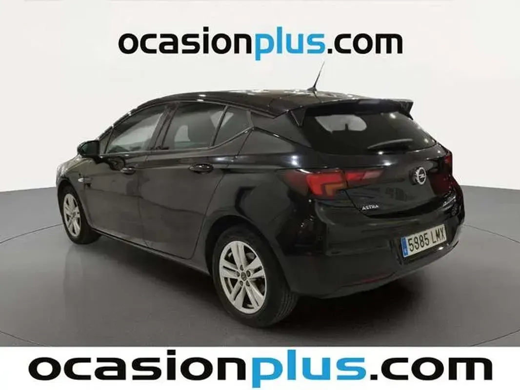 Usado Opel Astra Edition 105 CV (77 kW) 2021 Negro Utilitario